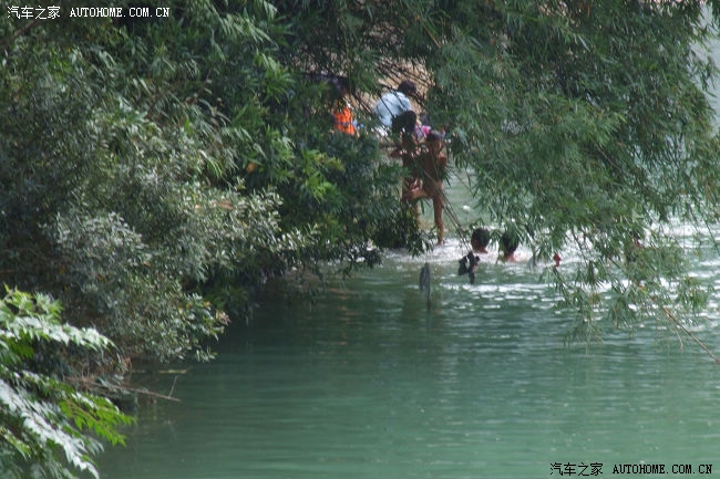 村前小河,小孩子在戏水,光着屁股,从树上跳入水中,自得其乐,想起自己