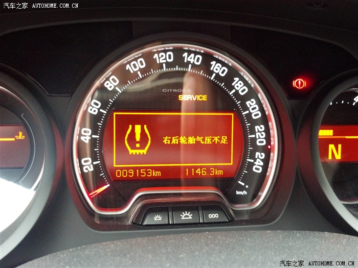 右后轮胎气压不足