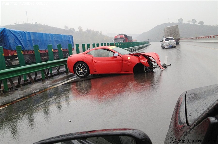 今日最热陕西包茂高速两辆法拉利追尾