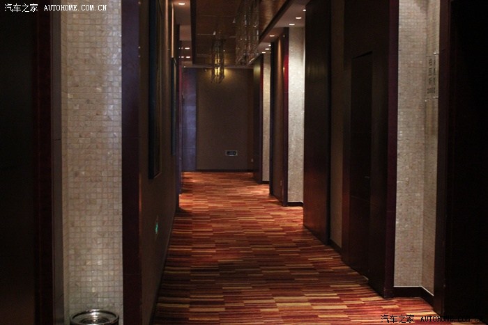 仿品,两种名贵玉石碉刻,好象是和田玉和一种白玉粘合一起 从汉柏亭