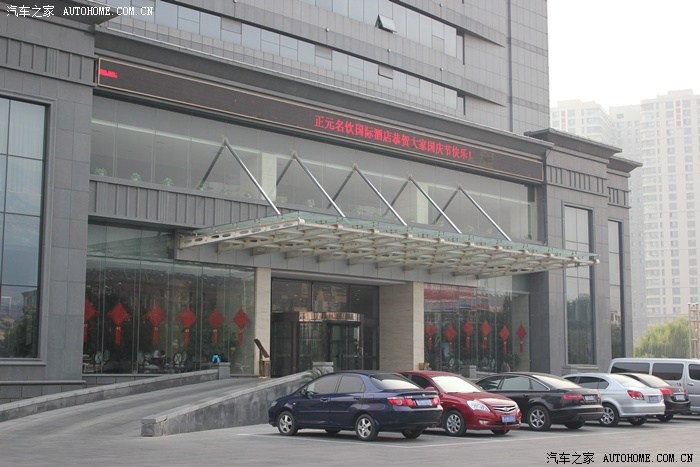 仿品,两种名贵玉石碉刻,好象是和田玉和一种白玉粘合一起 从汉柏亭