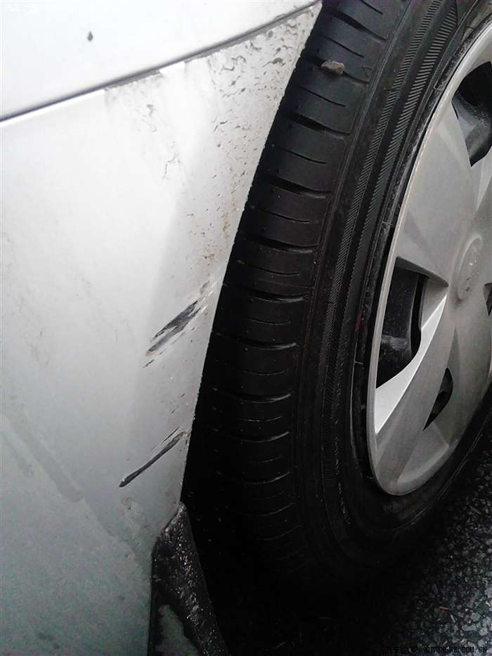 车刮到墙上了,车身出现两条黑色的深沟 有图