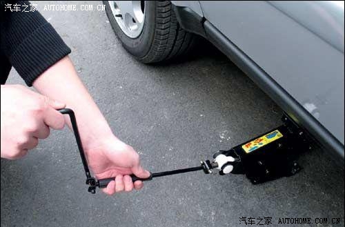 风云2随车的千斤顶怎么使用的?有图不?