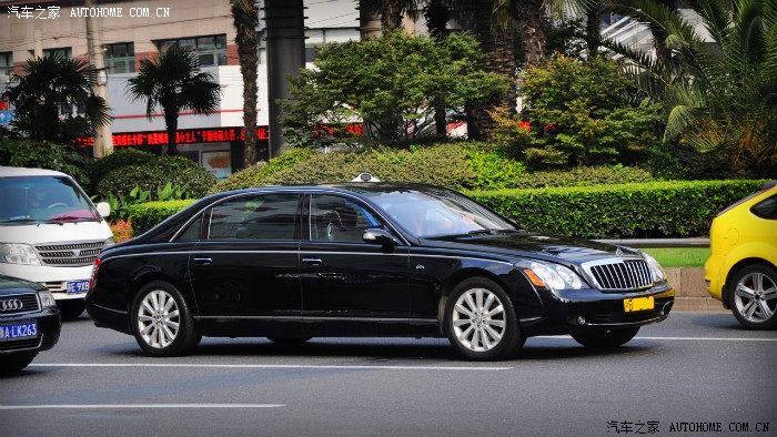 【看养眼豪车】同一角度两部奔驰s级v12亲兄弟