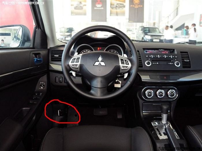 继续问个弱问题,引擎盖开关在哪.