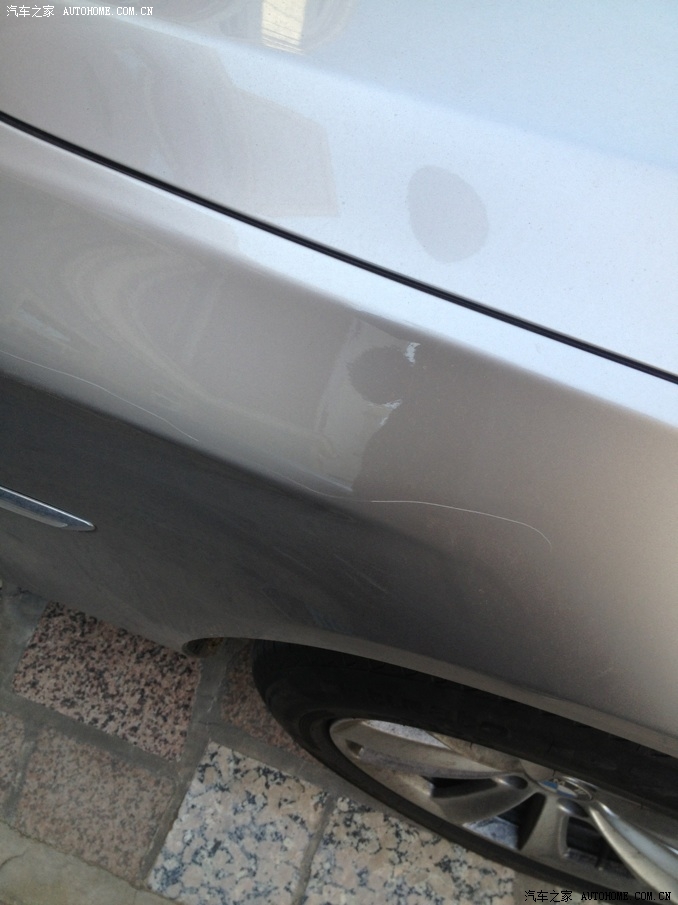 这样的划痕需要喷漆吗