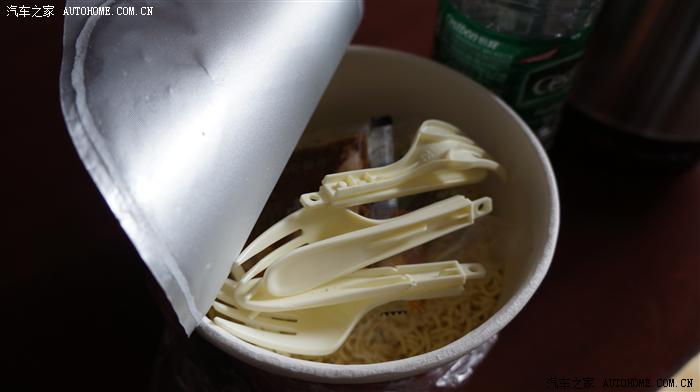 人品出众的随遇,方便面居然吃出四个叉子