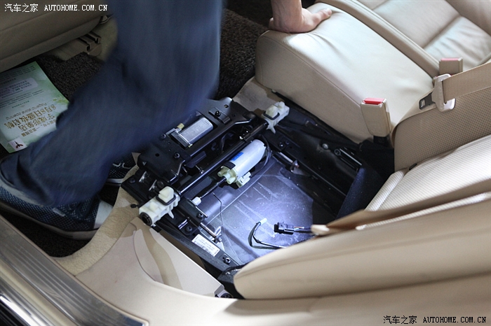 奔驰s350后排座椅拆卸作业