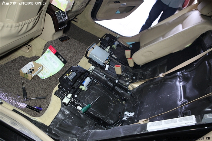 奔驰s350后排座椅拆卸作业