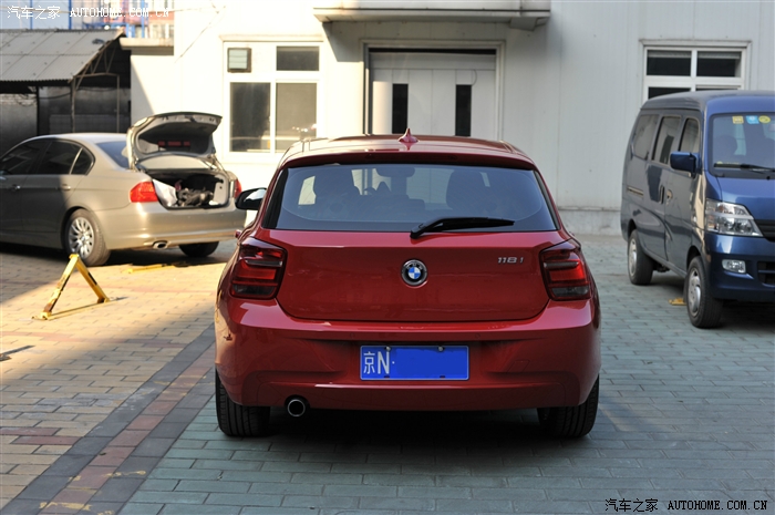 后屁股和那个饱受争议很像polo的尾灯