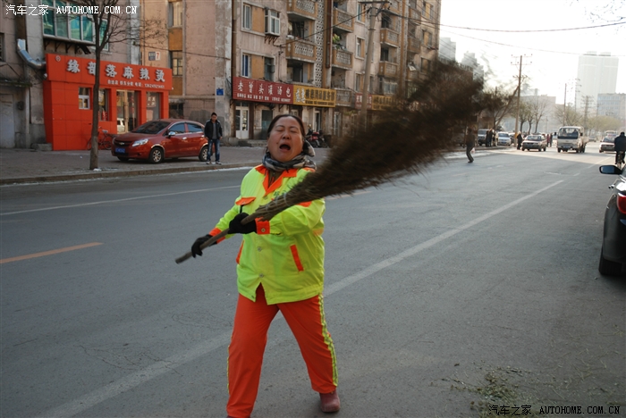 鞍山缺德环卫,故意划车,谩骂并攻击上前劝阻者