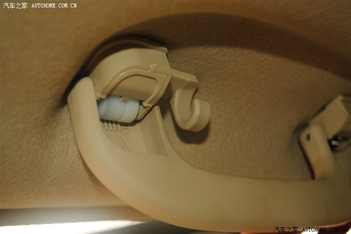 车门铰链看起来是可以做成大众那种三段式弹扣的,估计省了,换成了一般