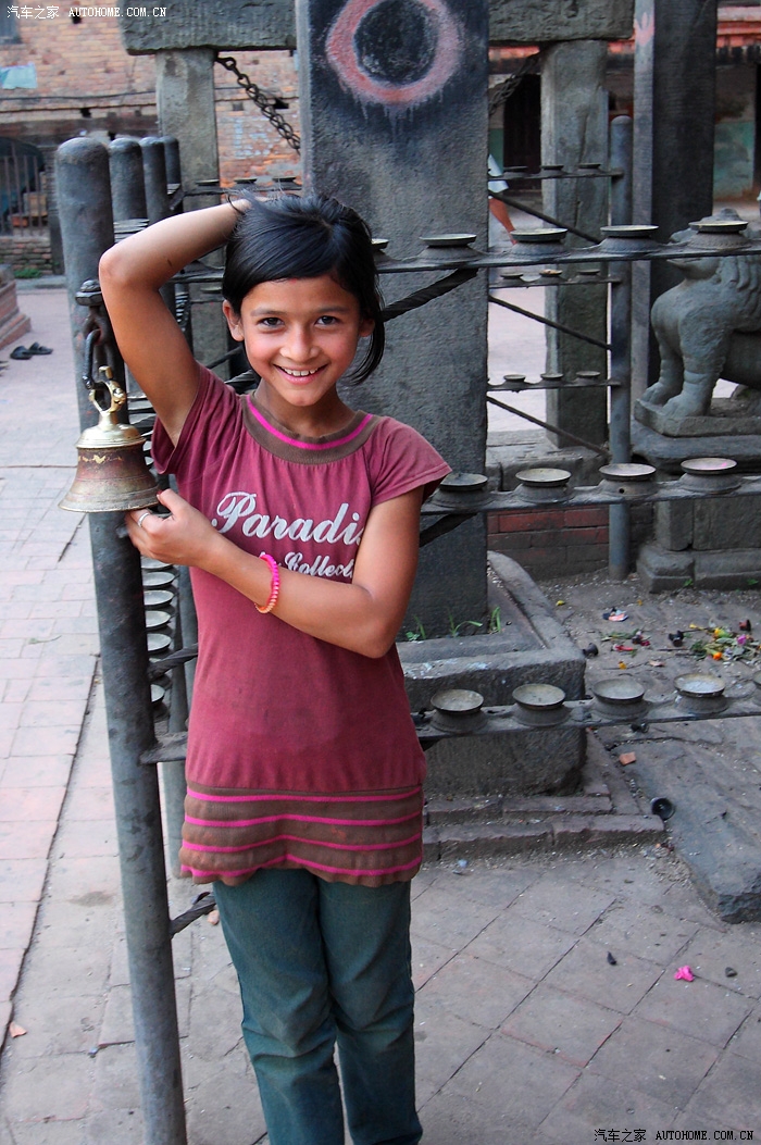 一个漂亮洋气的女孩 追着我们照相 跟前面那个朴实的女孩 有很大差异