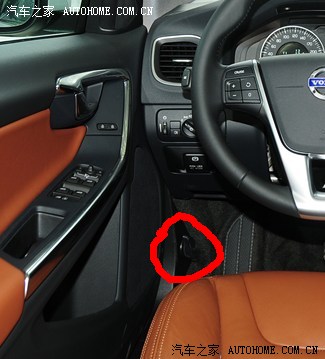 问个很弱的问题,s60前发动机盖怎么打开?