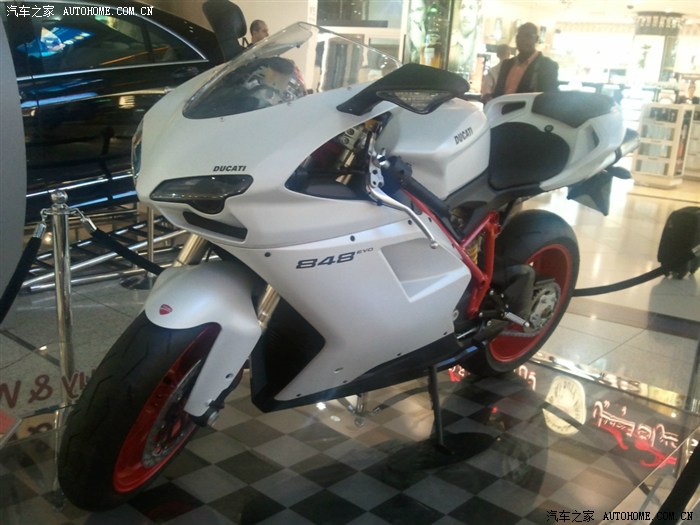 【图】抓拍迪拜机场展示的铁骑_摩托车论坛_汽车之家论坛