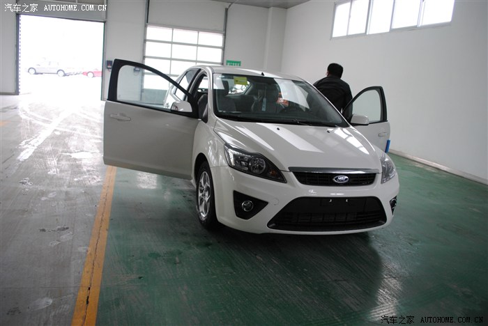 白色经典福克斯提车作业,申精加认证!