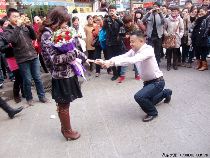 单膝跪地:"佳佳,我爱你,嫁给我吧!