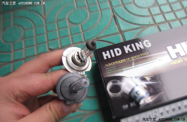 取出的h7灯泡和氙气灯h7 底座对比,完全一致,可以安装.