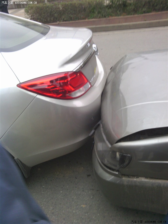 君威屁股相当结实啊被捷达追尾