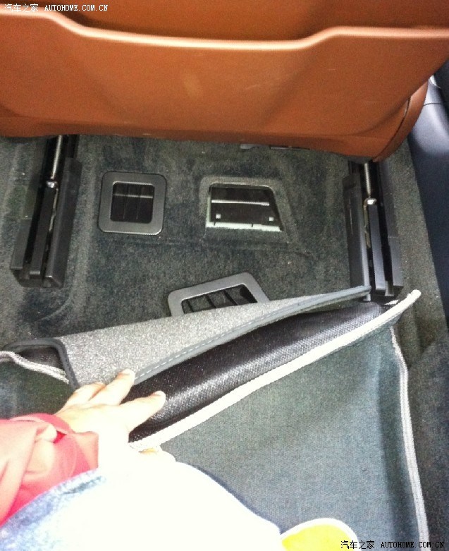 请问13款奥迪a8l拓印车架号在哪里