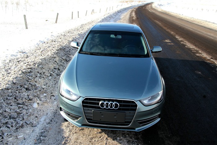 2013款奥迪a4l雄鹰灰冬季艺术照车外版