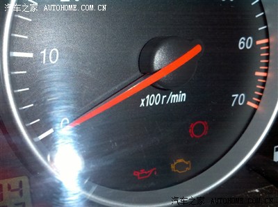 这几天一踩脚刹就出来,那个圆的,像太阳的