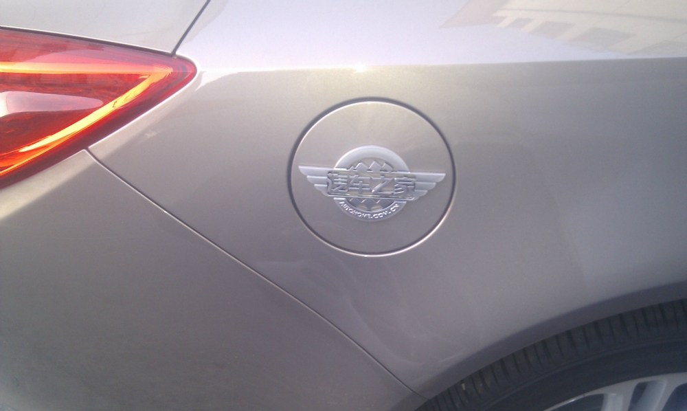 新到的金属车标贴上了!还可以吧!