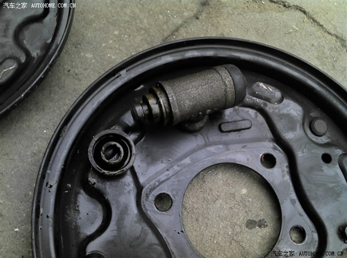 安全隐患通病后刹车分泵漏油已找到原因替代件也有了