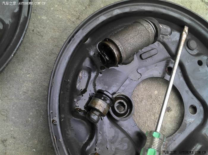 安全隐患通病后刹车分泵漏油已找到原因替代件也有了