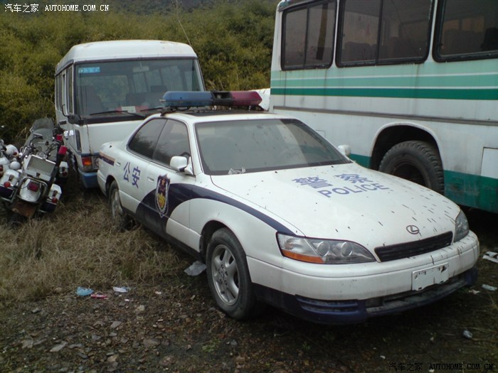 年代很久的雷克萨斯警车,还有老掉牙的 浙e00007 考斯特