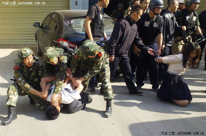 云南特警抓毒贩有小三偶