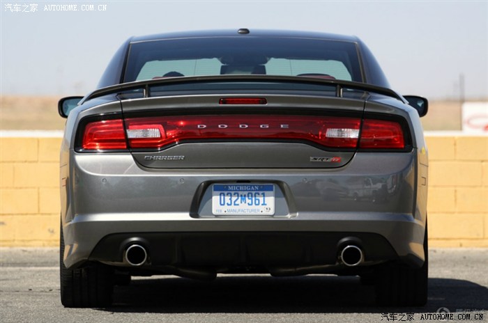 路遇道奇战马srt8,动力惊人!