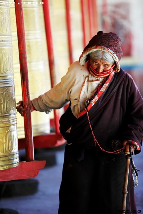 塔公寺转经筒的老阿妈
