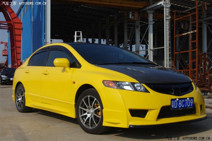 黄黑思域车身改色加大包围作业