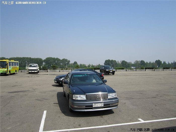 在平壤,可以看到不少名车:奔驰,宝马,捷达,花冠,嘎斯及一些重型车.