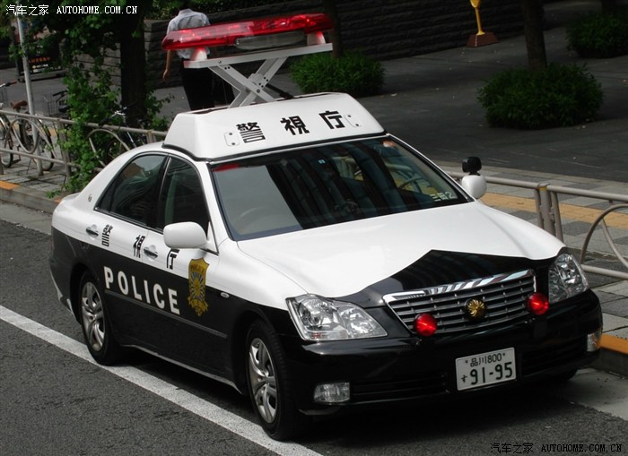 日本街头的皇冠警车