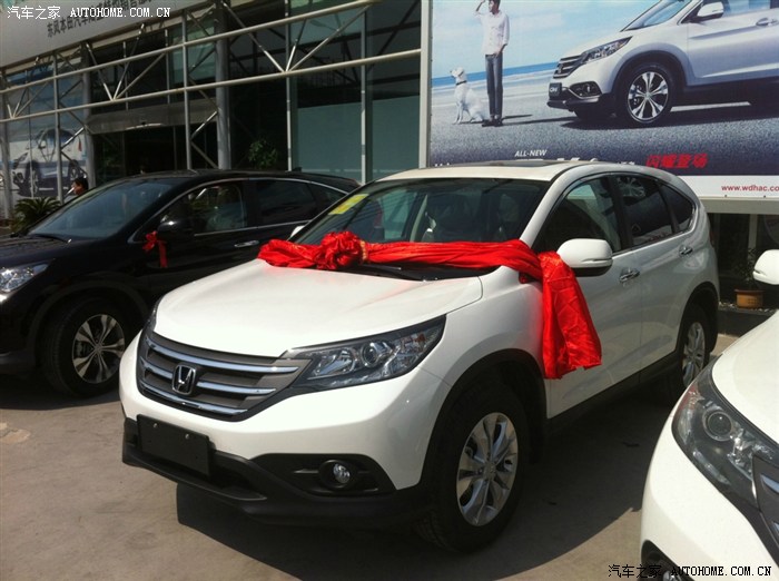 4s说 这台是我们这第一台珍珠白的crv