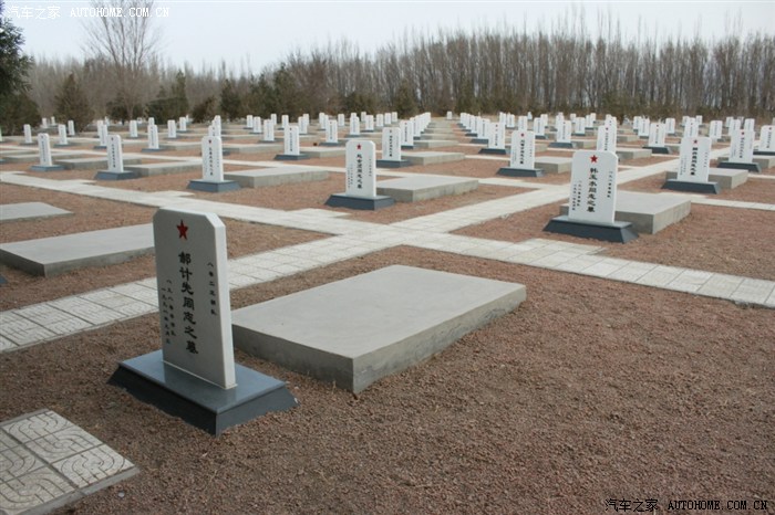 清明节前驾车参加祭扫马兰烈士陵园