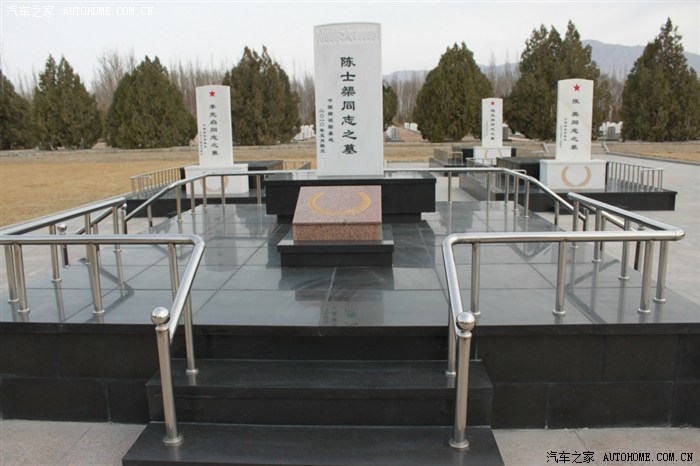 清明节前驾车参加祭扫马兰烈士陵园