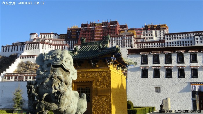 进入布达拉宫的正门