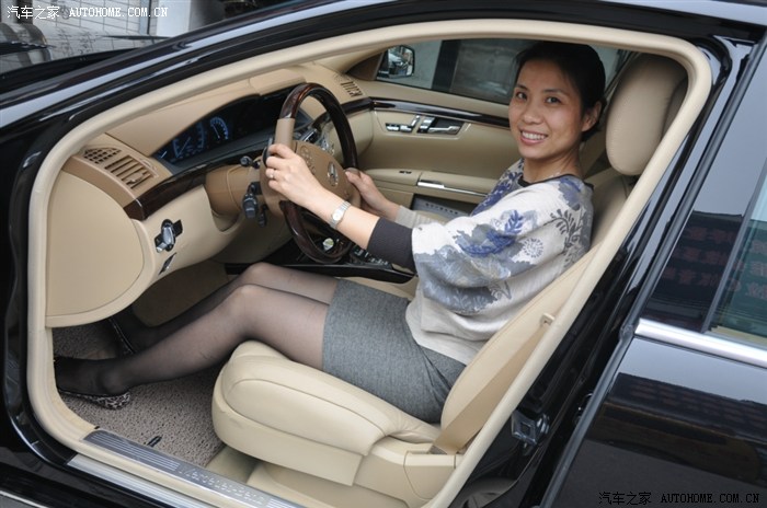 s400l提车作业内有俩丝袜美女车模申精