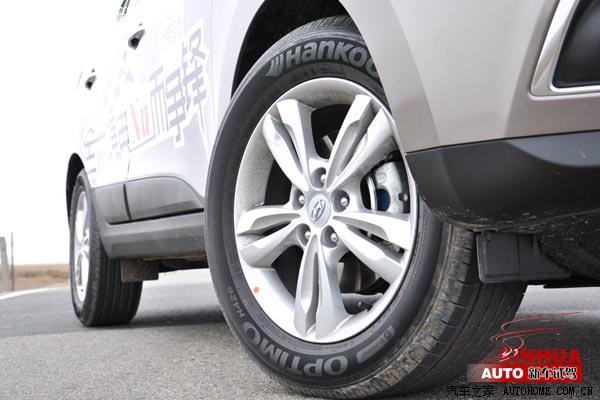 2012-4-15 20:43:43 ix35的轮毂采用5幅设计,造型十分精致,四条轮胎和