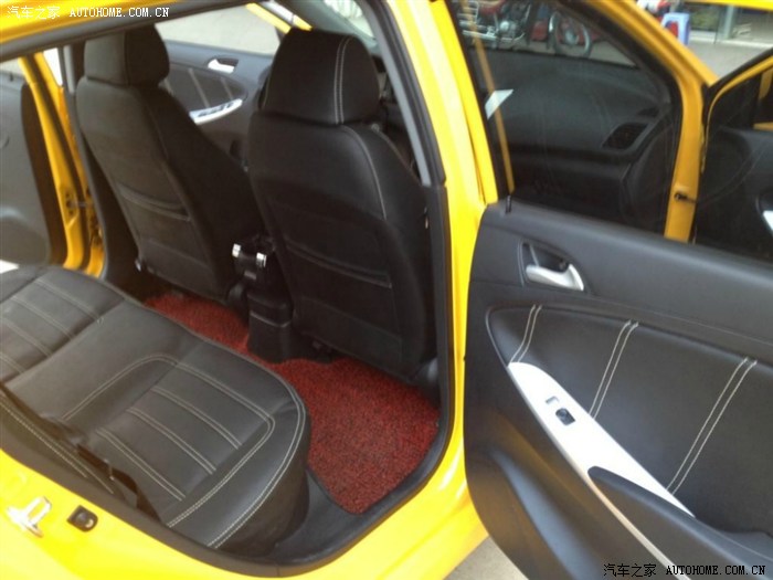 两厢黄色瑞纳黑色内饰真皮改装作业