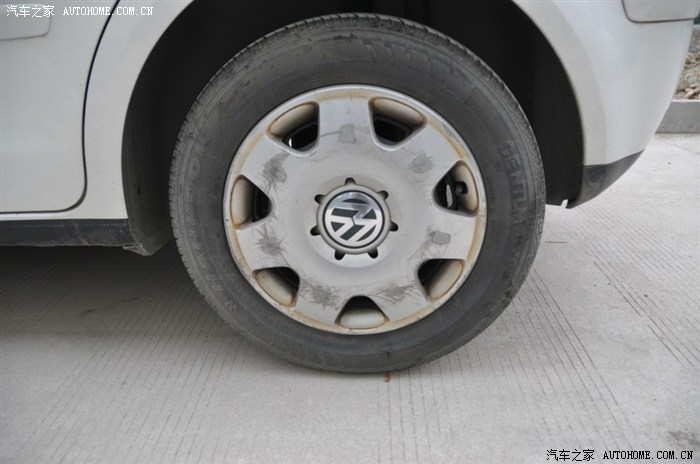 轮胎侧面有个口子,好像有点深,帮我看看是不是该换拉