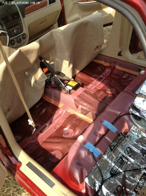 意外发现拆开地毯后翻开海绵地板上有水那里来的