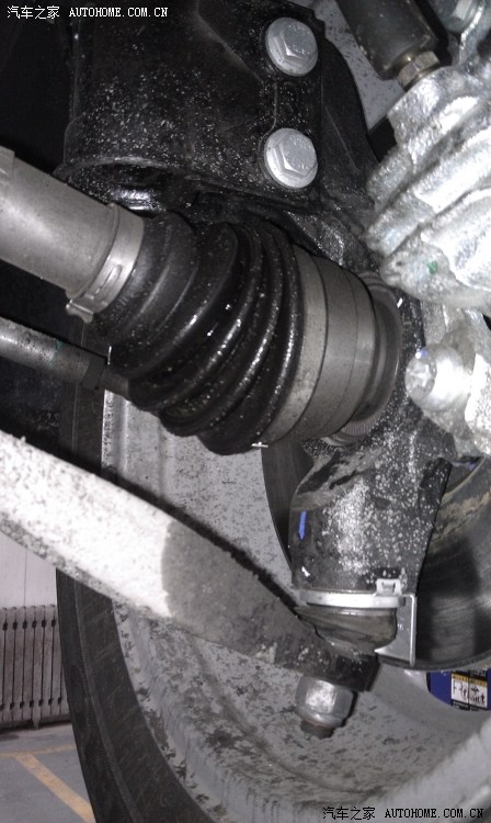 新车半轴球头保护套上湿不知是油是水