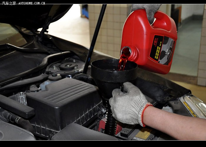 第6代凯美瑞4万公里大保养作业