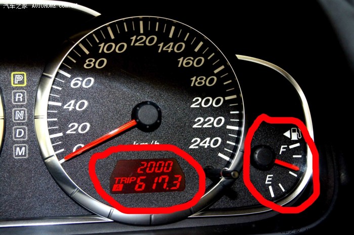 燃油不足报警信号灯点亮时,三次共加了80升,其中350公里的省道,其余在