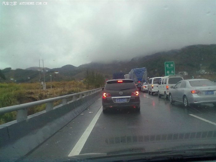 春节回家拍了些高速路上堵车的照片大家看看路都成拉圾场