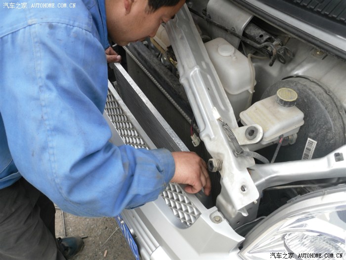 五菱荣光基本型加装空调作业